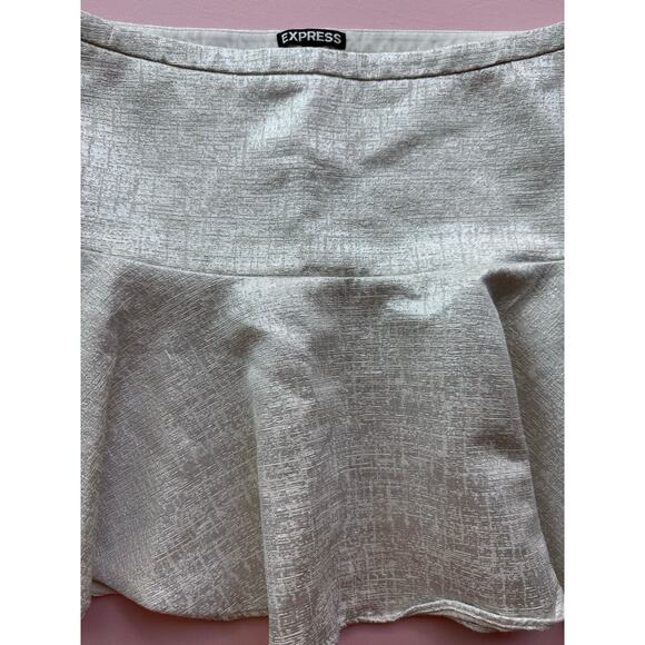 Express Silver Textured Flounce Skirt – Size 8 - Picture 4 of 8